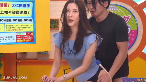 麦克风 · 演播室 · 神情迷离 · 后入式姿态 · 女子脸部特写 · 淡蓝色短袖上衣 · 身上有湿痕