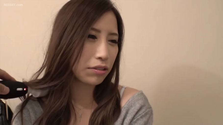 室内 · 坐姿 · 脸部特写 · 恍惚 · 按摩棒 · 亚洲女性 · 灰色毛衣 · 接受按摩
