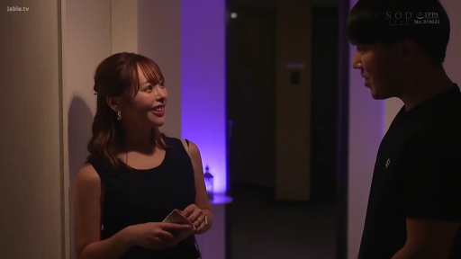 交谈 · 中景 · 微笑 · 走廊 · 面对面站立 · 黑色背心 · 钱包 · 紫色灯光