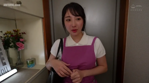 室内 · 交谈 · 中景 · 站姿 · 自然 · 手提包 · 亚洲女性 · 紫色围裙