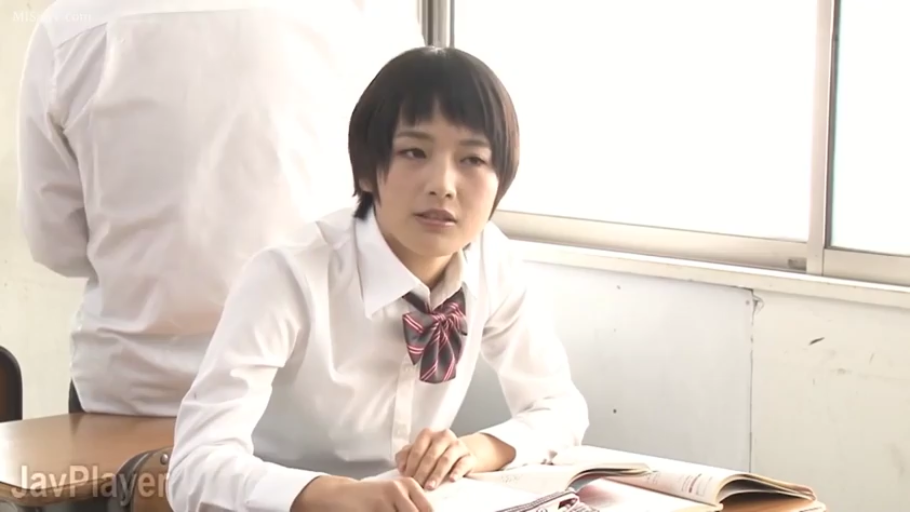 坐姿 · 校服 · 教室 · 半身 · 课桌 · 短发 · 无表情 · 看书