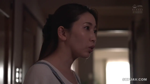 专注 · 侧脸 · 光线昏暗 · 室内走廊 · 白色背带装