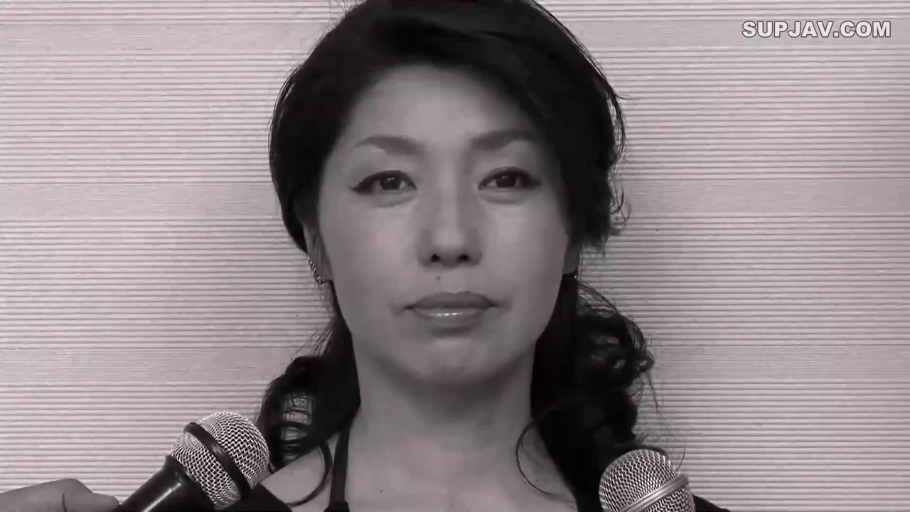 室内 · 真剣 · 顔部のクローズアップ · 熟女 · 访谈 · 正面 · 黑色上衣 · マイク