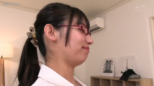 眼镜 · 浅笑 · 白色衬衫 · 室内卧室 · 脸部侧面特写