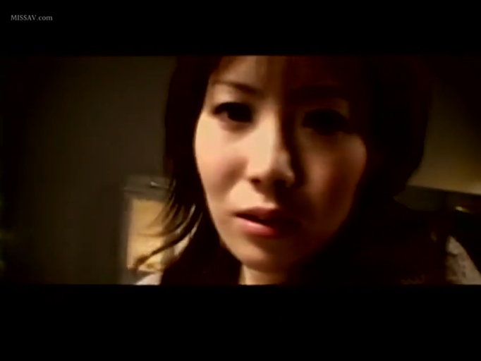 室内 · 眼神注视 · 昏暗光线 · 注视 · 深色上衣