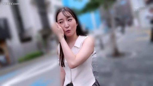自然 · 白色无袖上衣 · 屋外通り · 脸部中景