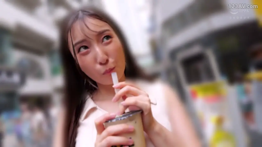 面部特写 · Street · 含吸管 · Light-colored top · 奶茶