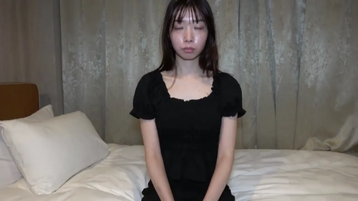 坐姿 · 卧室 · 半身 · 黑色连衣裙