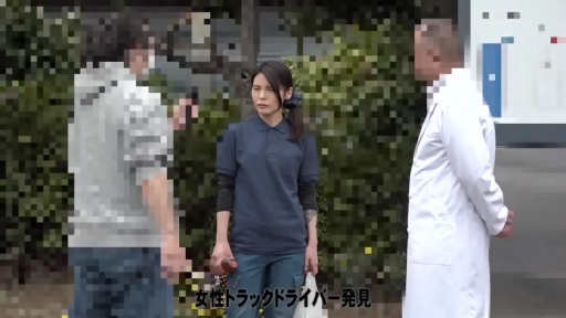 平静 · 街道旁 · 工装长裤 · 被打码处理的摄像机及路人