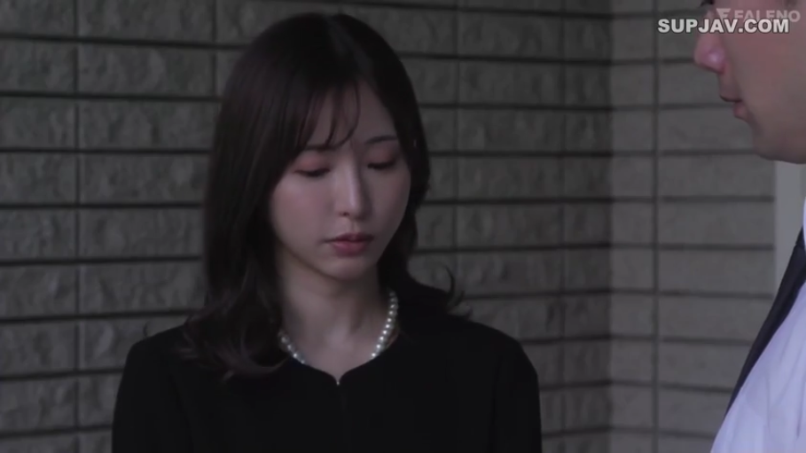 忧郁 · 站立 · 中景 · 走廊 · 黑色连衣裙 · 沉默