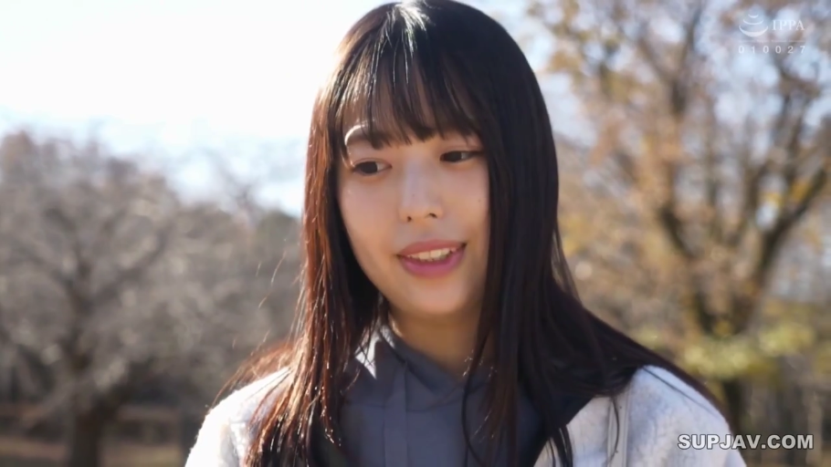 甜美 · 站姿 · 面部特写 · 凝视 · 公园 · 连帽衫 · 黑长直