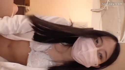 卧室 · 面部特写 · 白色蕾丝内衣 · 注视镜头
