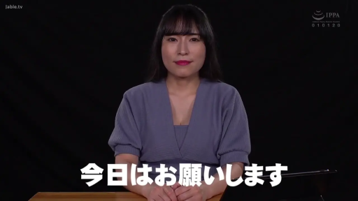 室内 · 坐姿 · 微笑 · 半身 · 桌子 · 注视 · 紫色短袖