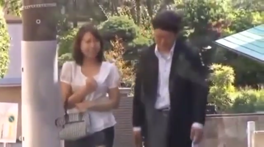 微笑 · 手提包 · 室外 · 白色短袖上衣