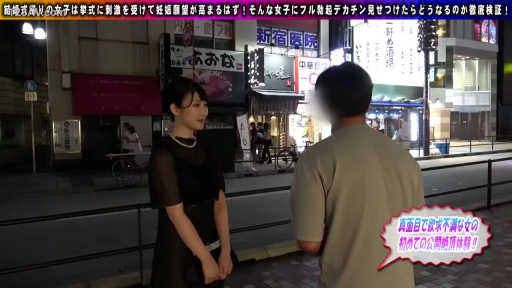 微笑 · 模糊处理 · 黑色连衣长裙 · 深夜