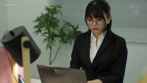 眼镜 · 冷静 · 上半身中景 · 办公室 · 黑色西装外套
