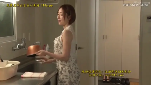 微笑 · キッチン · 小花柄エプロン · 围裙