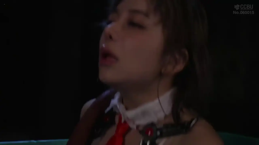 面部特写 · 仰头 · 室内暗光 · 女仆装领部装饰