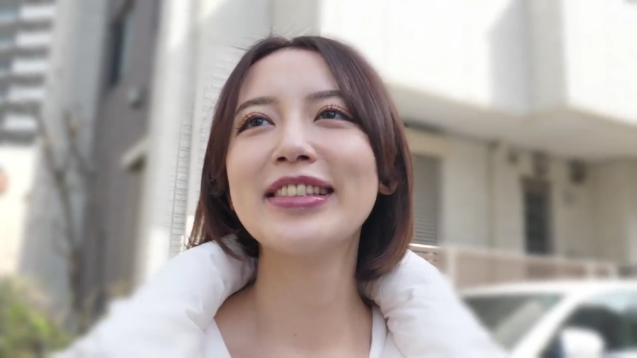 肩部以上 · 开心的神情 · 自然光 · 户外街道 · 白色衣物