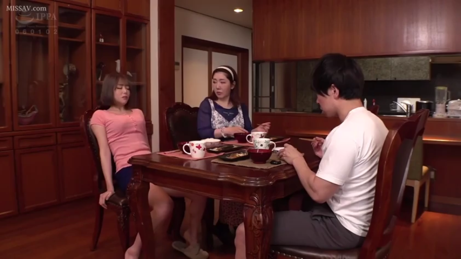 坐姿 · 隐忍 · 餐厅 · 休闲服 · 熟女 · 餐具 · 吃饭