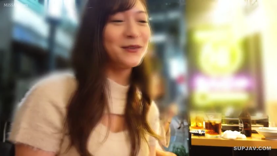 微笑 · 面部特写 · 酒吧 · 背景虚化 · 米色针织衫