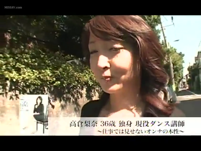 室外 · 无袖上衣 · 自然微笑 · 人物面部特写 · 字幕显示个人信息