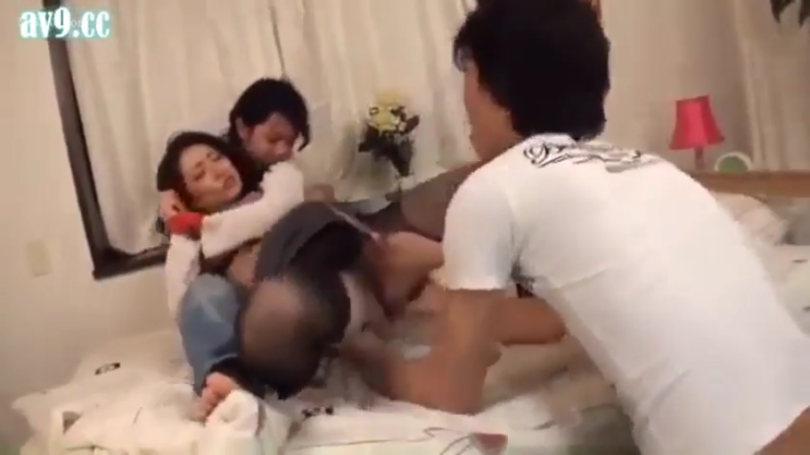 卧室 · 抽插 · 多人互动全景 · 女人表情迷离 · 女人穿着上衣和短裙