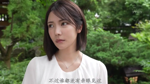 忧郁 · 站姿 · 面部特写 · 白色上衣 · 凝视 · 户外