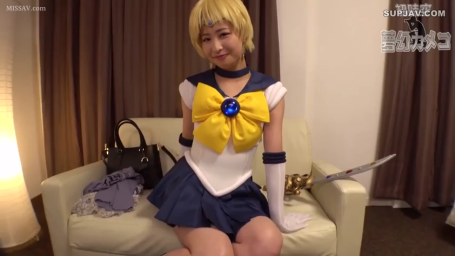 酒店房间 · 全身正面 · 迷人微笑 · 美少女战士水手服 · 美少女战士变身道具剑