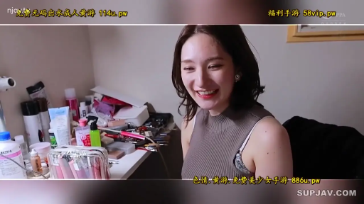 梳妆台 · 开心 · 上半身特写 · 化妆品 · 灯光柔和 · 灰色无袖针织上衣