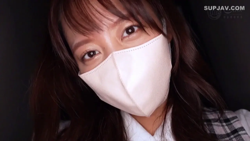 室内 · 眼神迷离 · 格纹制服 · 眼睛特写 · 白色口罩 · 光线明亮