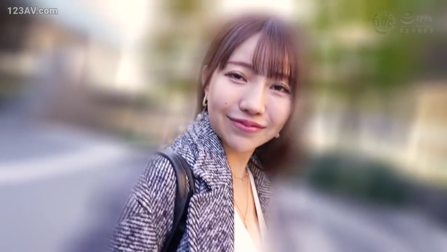 温柔微笑 · 面部特写 · 项链 · 灰色花纹呢子大衣 · 户外街道