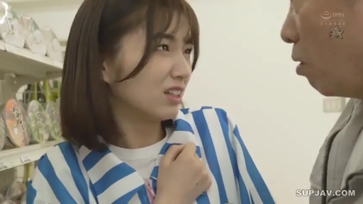 站立 · 面部特写 · 便利店 · 职场 · 便利店制服 · 骚扰 · 厌恶 · 商品货架