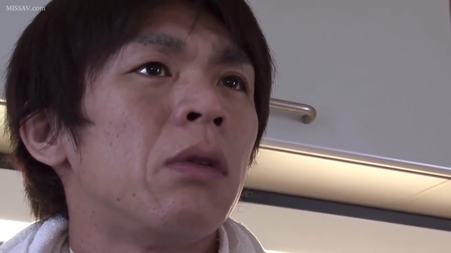 室内 · 脸部特写 · 站立 · 注视 · 男性 · 惊讶 · 白色浴袍