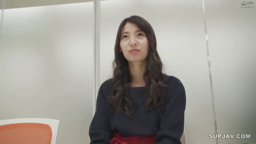 坐姿 · 办公室 · 办公椅 · 自然 · 长发 · 接受采访 · 半身镜头 · 深蓝色长袖上衣