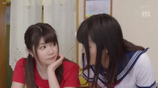 室内 · 坐姿 · 交谈 · 中景 · 好奇 · 双人 · 水手服 · 挂画