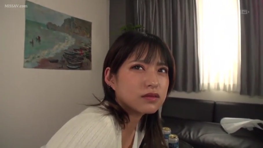 注视 · 公寓 · 面部特写 · 白色针织衫 · 啤酒罐 · 房间内放着啤酒罐