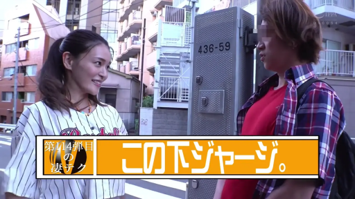 棒球衫 · 微笑 · 室外街道 · 画中画字幕