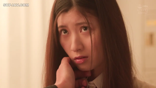 室内 · 眼神特写 · 学生制服 · 迷茫