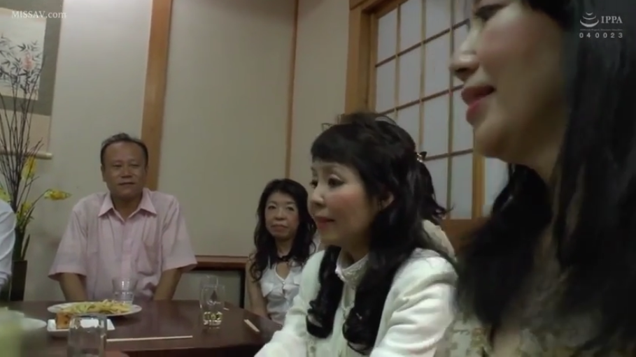 坐姿 · 和室 · 微笑 · 面部特写 · 白色连衣裙 · 社交