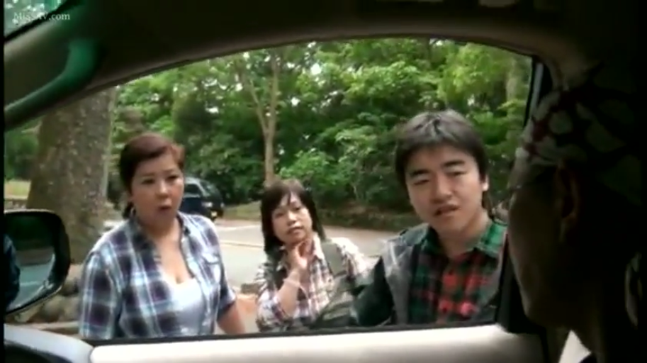 休闲装 · 白昼 · 汽车 · 注视 · 人物面部特写 · 户外停车场