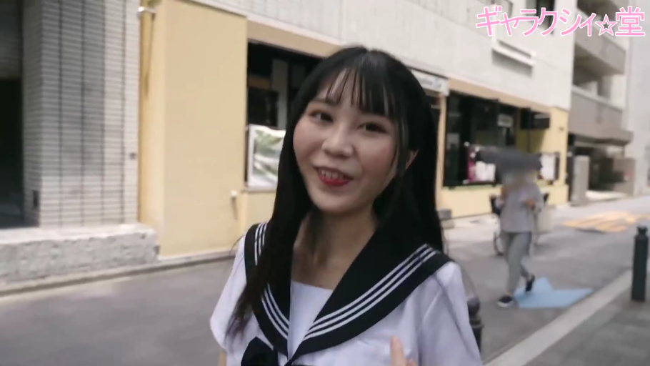 日式水手服 · 开朗 · 面部特写 · 城市街道 · 背景有行人
