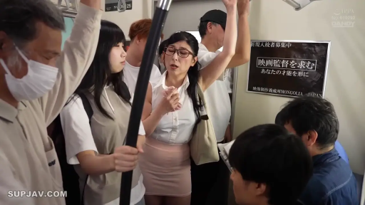 站立 · OL装 · 中景 · 电车