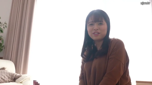 室内 · 坐姿 · 交谈 · 中景 · 沙发 · 微笑 · 棕色长袖 · 居家风