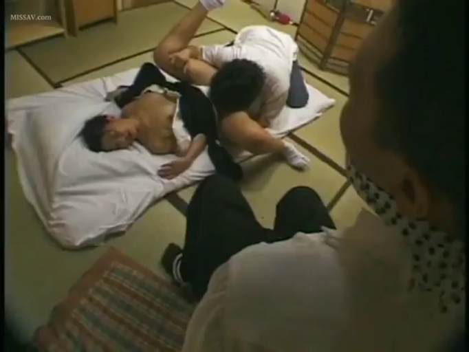 性交 · 多人 · 痛苦 · 仰卧抬腿 · 被褥 · 榻榻米房间 · 半脱校服