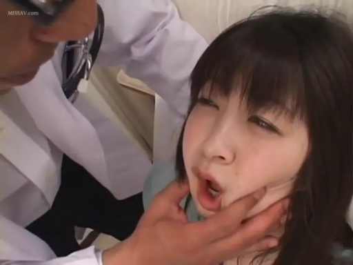 便装 · 顺从 · 诊室 · 医生白大褂 · 医生手部特写