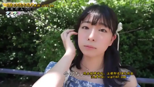 脸部特写 · 站姿 · 户外公园 · 撩头发 · 自然表情 · 蓝色碎花露肩装