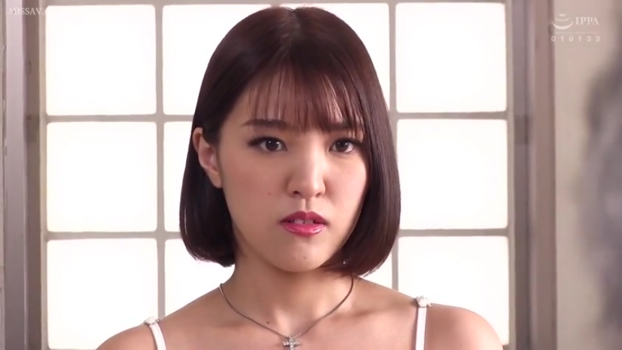 室内 · 疑惑 · 脸部特写 · 白色吊带背心 · 项链