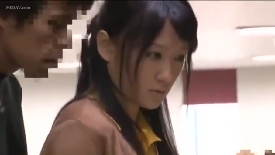 室内 · 棕色外套 · 略显紧张 · 女生侧脸特写