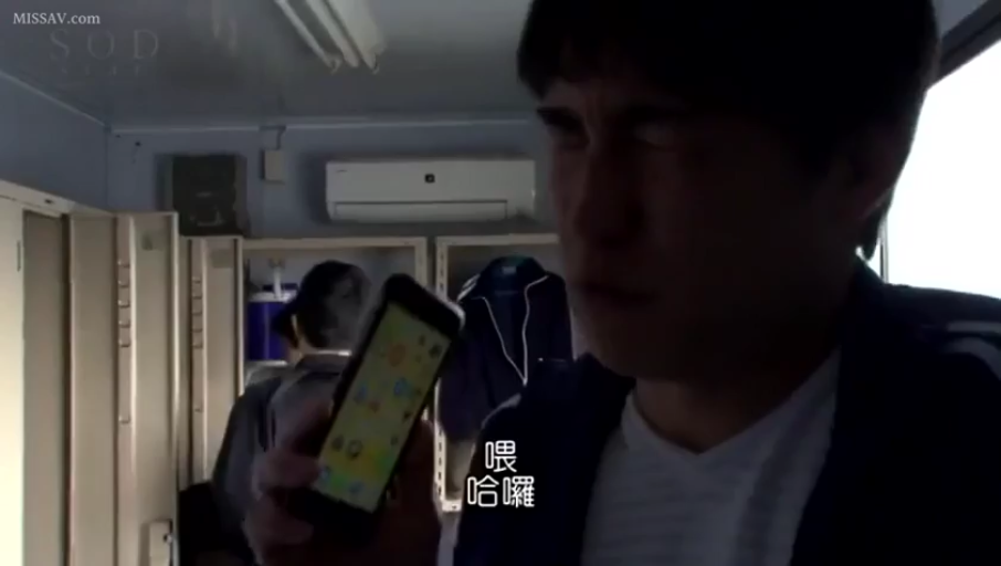 更衣室 · 智能手机 · 烦躁 · 深蓝色运动外套 · 男人面部特写 · 背景储物柜
